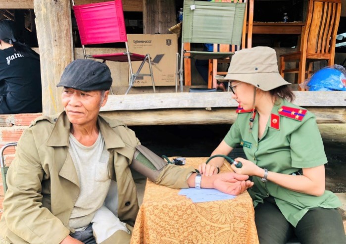 Mang yêu thương về với xã biên giới Hùng Sơn, Đà Nẵng